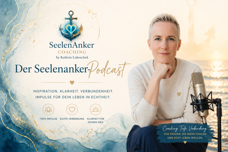 Kathrin Lukoschek spricht ihren Podcast ein Ein Porträt von Kathrin Lukoschek am Mikrofon mit maritimem Hintergrund und Podcast-Titel.
